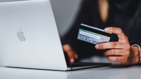 une femme qui commande en ligne