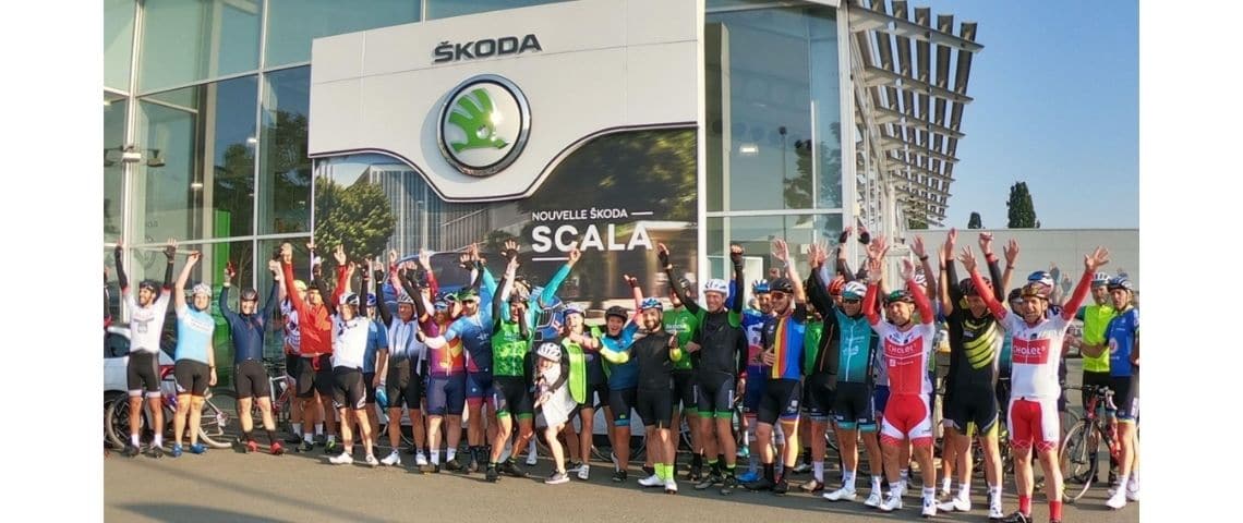 tour-de-france-2021-skoda-france-ekstend-group-drive-to-store-sport-cyclisme-marketing Une team de cyclistes devant l'enseigne Skoda