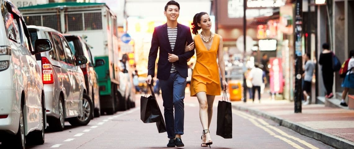 Comment la bi-culturalité peut se mettre au service des marques de luxe en Chine ? Des Chinois qui font du shopping