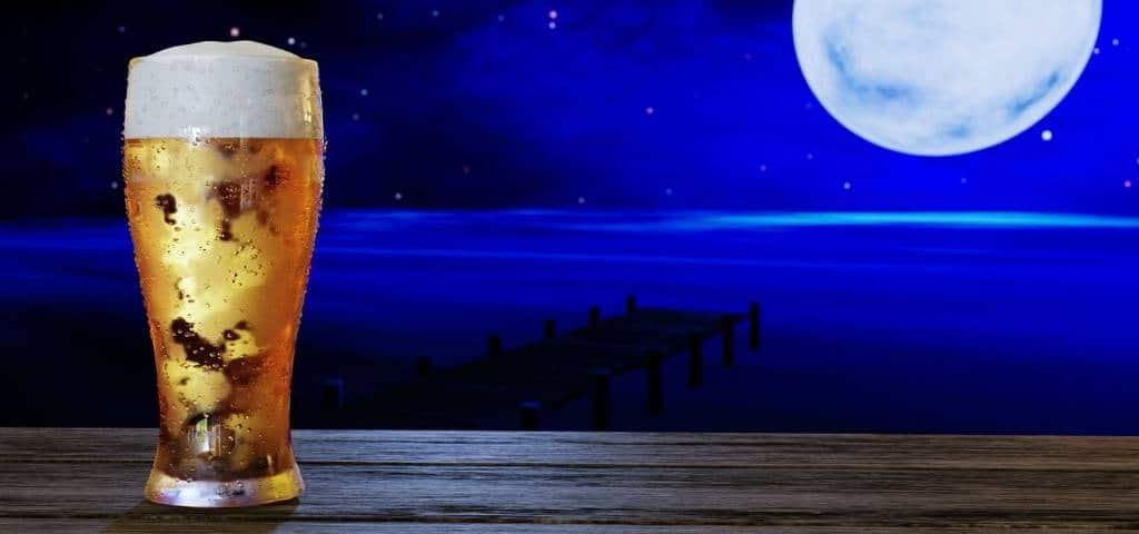 Comment Coors hacke nos rêves Une bière devant un ciel nocturne, avec une pleine lune