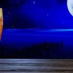 Une bière devant un ciel nocturne, avec une pleine lune