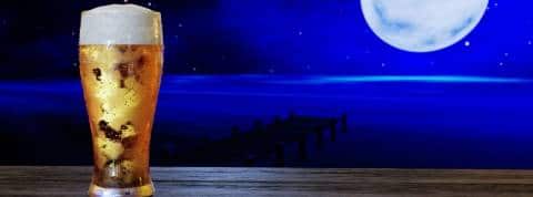 Comment Coors hacke nos rêves Une bière devant un ciel nocturne, avec une pleine lune