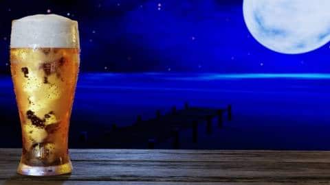 Comment Coors hacke nos rêves Une bière devant un ciel nocturne, avec une pleine lune