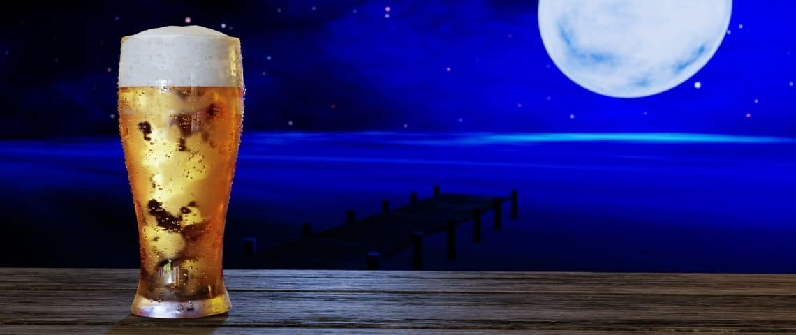 Comment Coors hacke nos rêves Une bière devant un ciel nocturne, avec une pleine lune