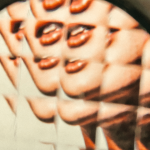 Dans un miroir, plusieurs bouches rouges