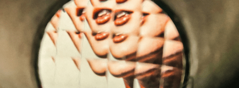 Dans un miroir, plusieurs bouches rouges