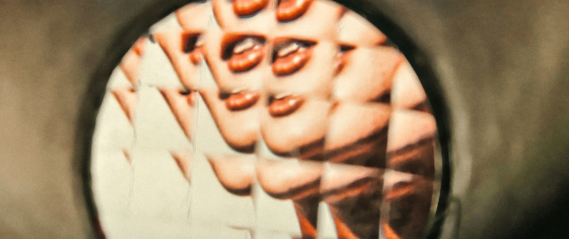 Dans un miroir, plusieurs bouches rouges