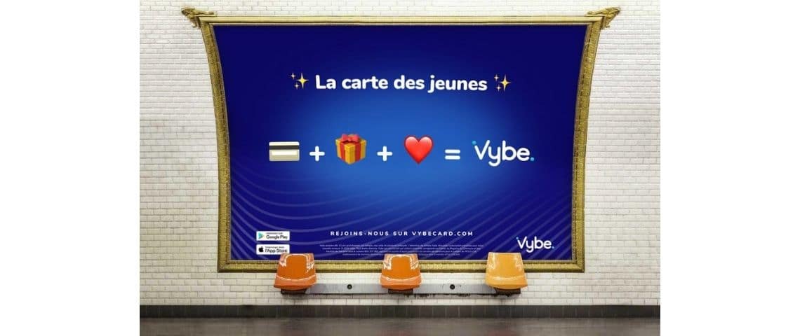 Vybe crée une nouvelle fois la rupture dans l’univers bancaire avec une première campagne d’affichage phygitale « mystère » dans le métro parisien aux allures de chasse au trésor. Affiche métro parisien