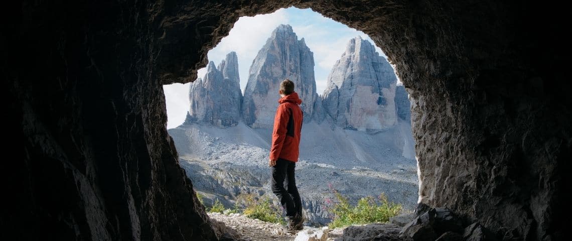 Courchevel crée le MET (Montagne Ecologie Technologie) Concours international de start-up pour l’avenir de la montagne en 2030 10, 11 & 12 décembre 2021. Homme regardant la Montagne