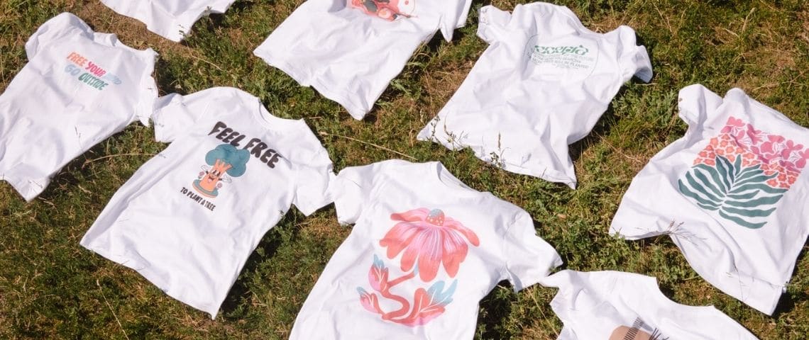 Ecosia s'associe avec plusieurs créateurs pour créer TEES4TREES, des T-shirts inspirés par la nature, T-shirt posés sur l'herbe