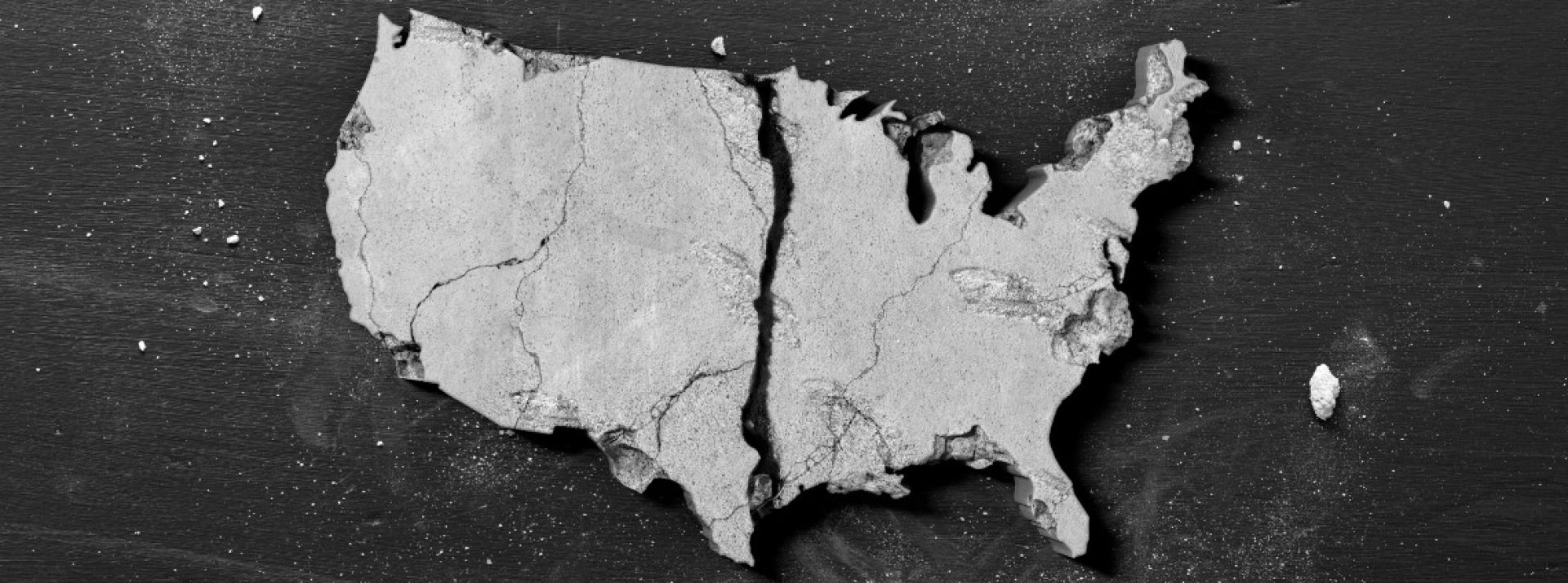 One Click America : Comment Amazon a fracturé les États-Unis Un bout de pierre à la forme des États-Unis fissurée et brisée