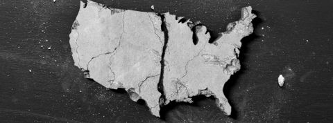 One Click America : Comment Amazon a fracturé les États-Unis Un bout de pierre à la forme des États-Unis fissurée et brisée