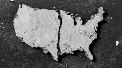 Un bout de pierre à la forme des États-Unis fissurée et brisée