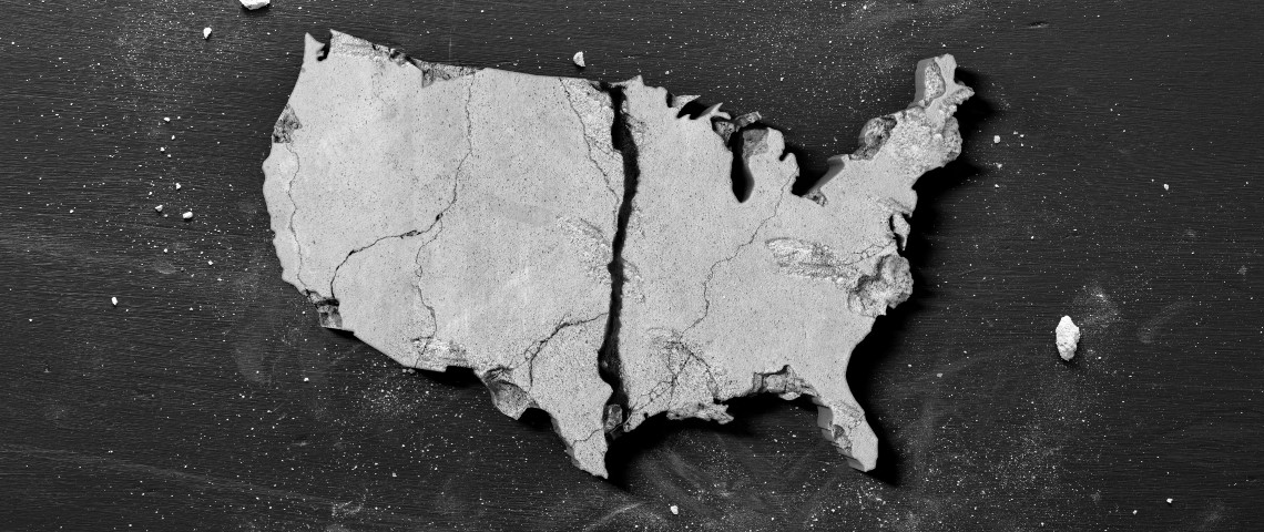 One Click America : Comment Amazon a fracturé les États-Unis Un bout de pierre à la forme des États-Unis fissurée et brisée