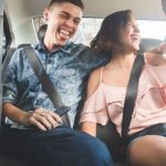 Deux jeunes adultes dans un Uber en train de prendre un selfie