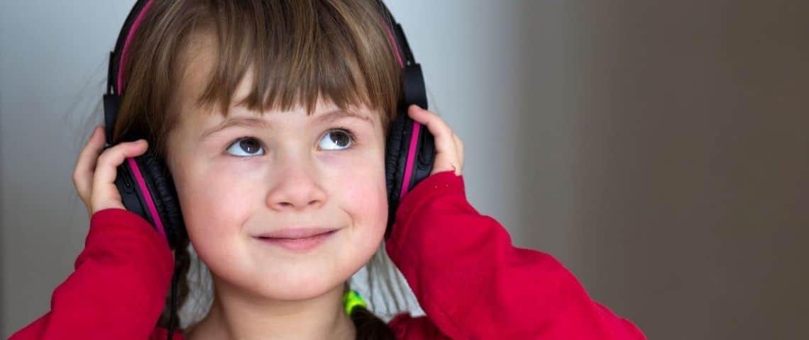 La Fondation Ronald McDonald propose un podcast familial dédié à la gestion des émotions Enfant avec un casque sur les oreilles