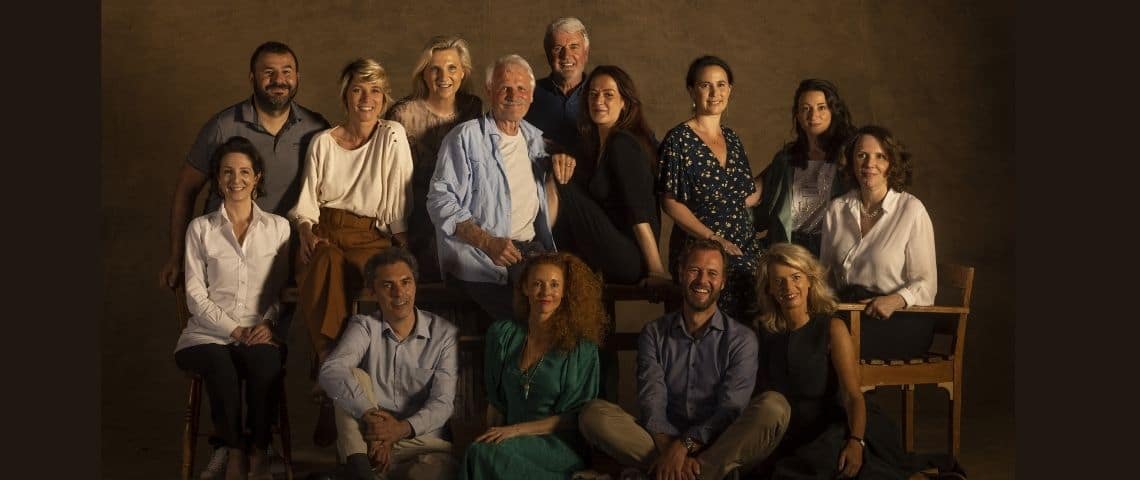 Le « Sustainable Board » de Guerlain, 13 expertises multidisciplinaires pour porter plus loin l’engagement durable de la maison - Studio Yann Arthus Bertrand Photo des 13 membres du Sustainable Board de Guerlan