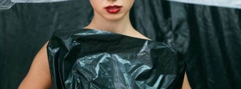 La location de vêtements est-elle polluante ? Une femme vêtue de sacs poubelles
