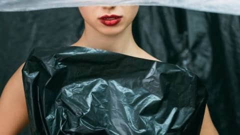 Une femme vêtue de sacs poubelles