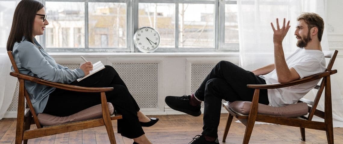 mindDay lève deux millions d’euros pour améliorer le bien-être et la santé mentale des salariés, soutenu par XAnge une femme et un homme assis face à face