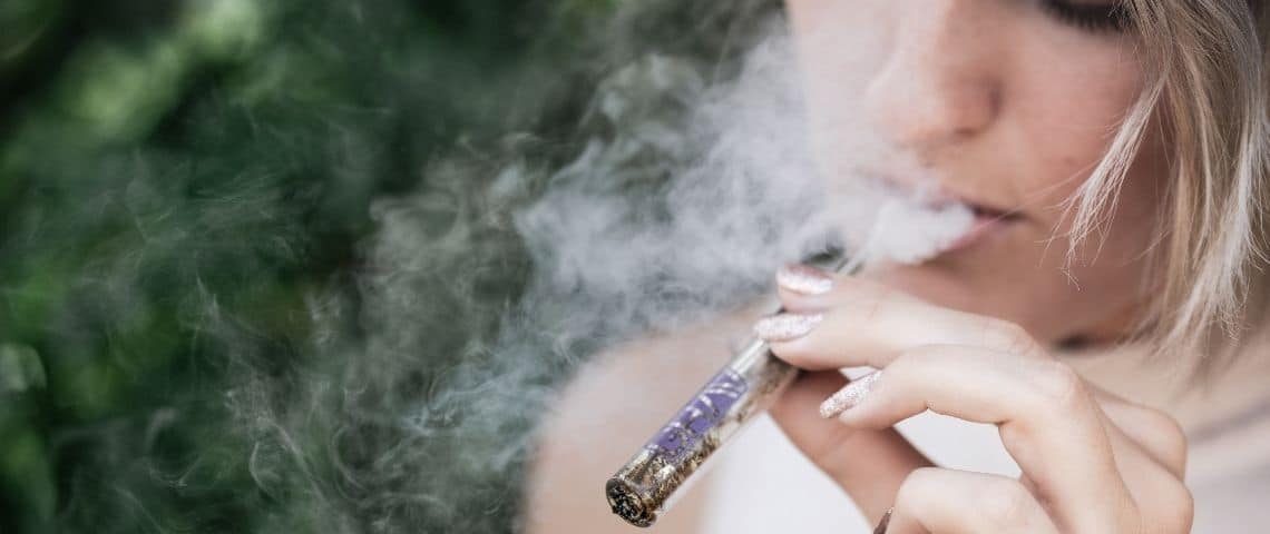 Comment Philip Morris veut faire en sorte que l'on arrête de fumer ? Une femme adulte en train de fumer une cigarette électronique