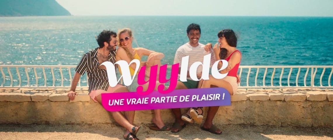 Le réseau social Wyylde, accompagné de son agence Havas Sports & Entertainment, prend la parole au travers d’un film et d’une tournée des plages dans le sud de la France. 2 couples assis sur un muret avec la mer dans le dos