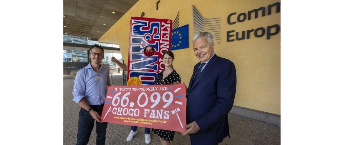 Tony's Chocolonely remet une importante pétition à Didier Reynders, Commissaire européen à la Justice 3 personnes tenant une pétition