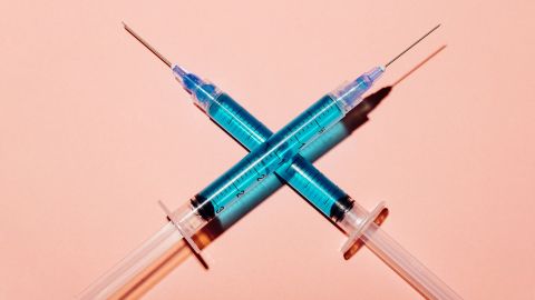 Deux seringues positionnées en croix