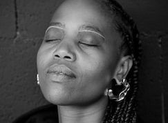 portrait dorothee munyaneza portrait de femme avec les yeux fermés