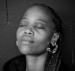 portrait dorothee munyaneza portrait de femme avec les yeux fermés