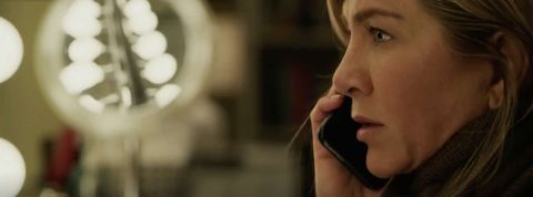 Apple-TV2 Jennifer Aniston avec son iPhonedans The Morning Show, série Apple TV