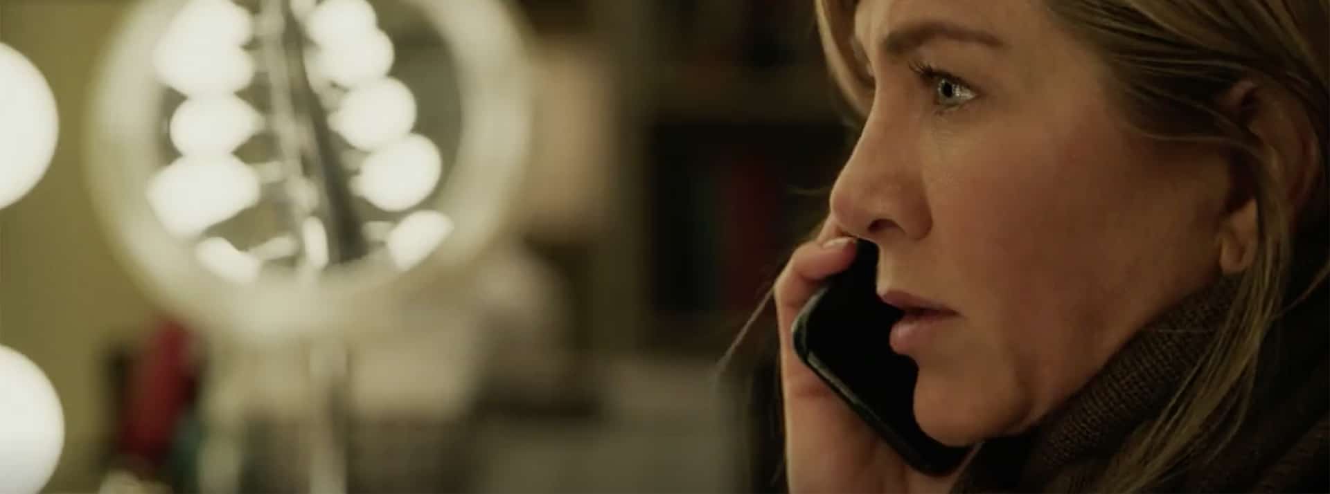 Apple-TV2 Jennifer Aniston avec son iPhonedans The Morning Show, série Apple TV