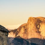 Homme sautant de joie au sommet d'une montagne