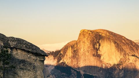 Homme sautant de joie au sommet d'une montagne