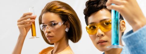 Cottonbro Deux laborantines avec tubes à essais au liquide bleu