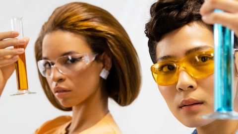 Cottonbro Deux laborantines avec tubes à essais au liquide bleu