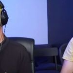 les deux streamers dans une pièce violette