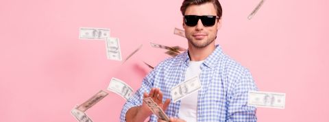 trentenaires-riches Trentenaire avec lunettes de solein et pluie de billets sur fond rose