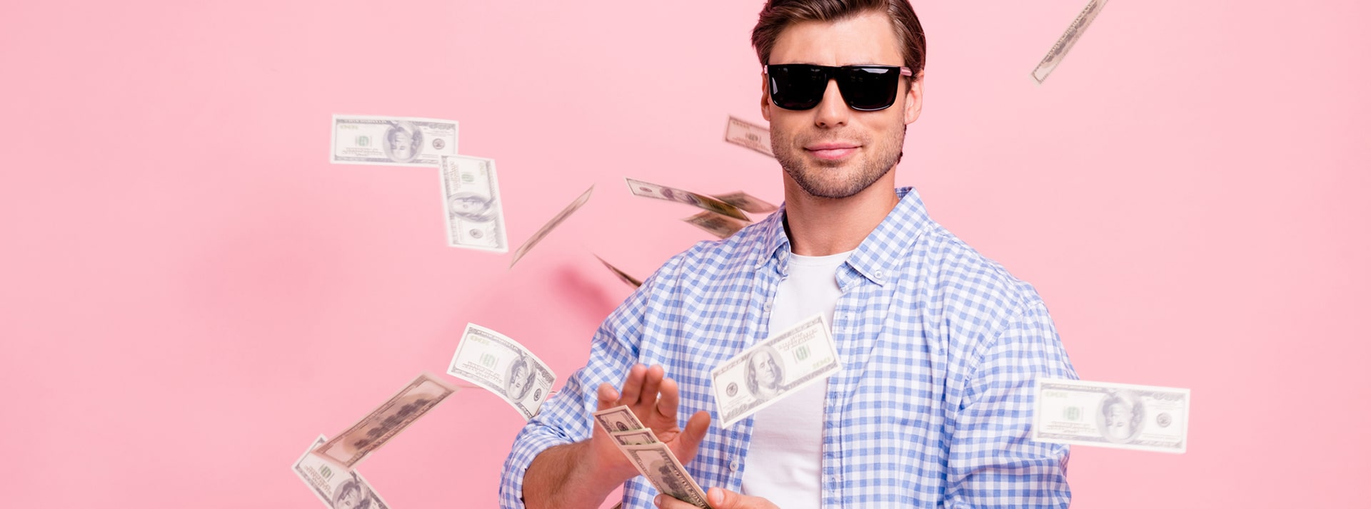 trentenaires-riches - L'ADN Trentenaire avec lunettes de solein et pluie de billets sur fond rose