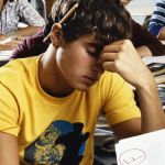 Jeune recevant une mauvaise note