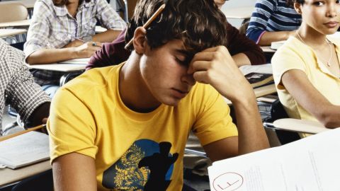 Jeune recevant une mauvaise note