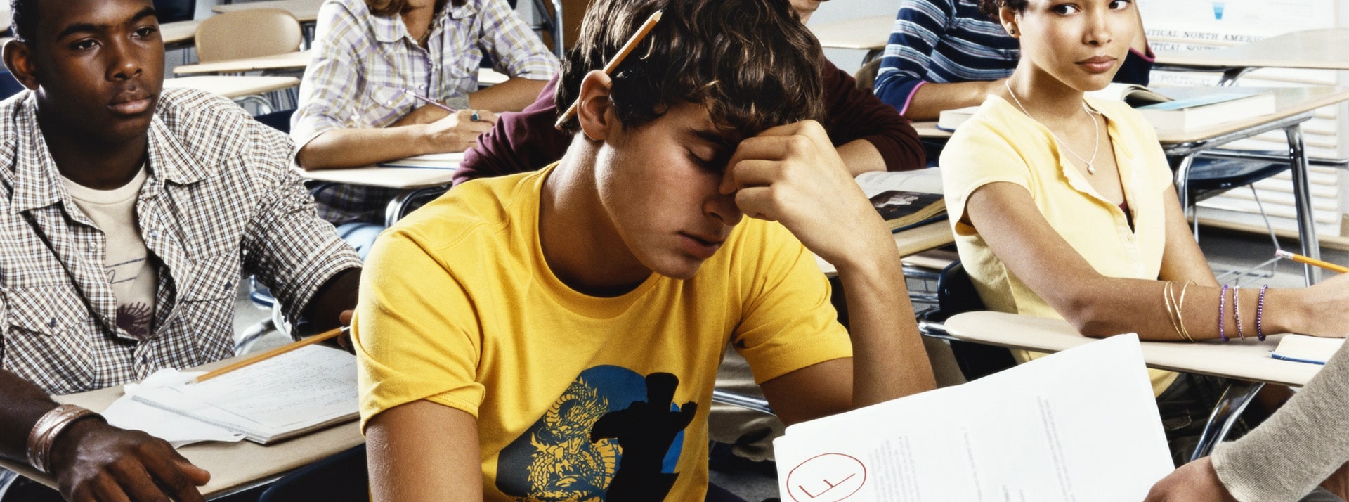 Jeune recevant une mauvaise note