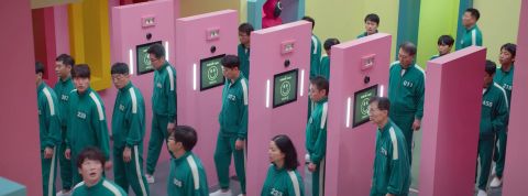 Squid Game Des hommes et femmes coréens habillés en vert passent au travers de portiques rose