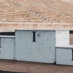 Podium au milieu d'un stade d'athlétisme ancien