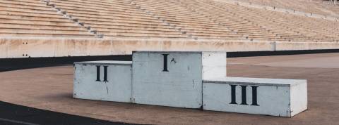 Podium Podium au milieu d'un stade d'athlétisme ancien