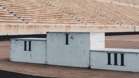 Podium au milieu d'un stade d'athlétisme ancien