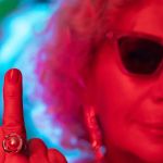 Une senior cool fait un doigt d'honneur