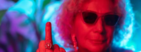 Et si on arrêtait de vieillir ? Humanity prétend que c'est possible Une senior cool fait un doigt d'honneur