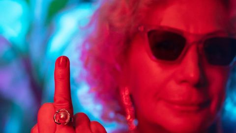 Une senior cool fait un doigt d'honneur