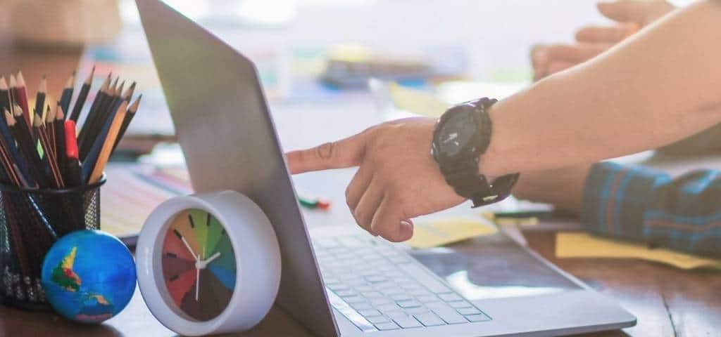 Mieux comprendre les comportements des visiteurs de votre site grâce aux « heatmaps » Un homme travaille sur un ordi
